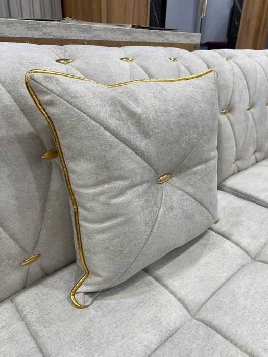 Шикарный кухонный уголок, с пуфиками и подушками.