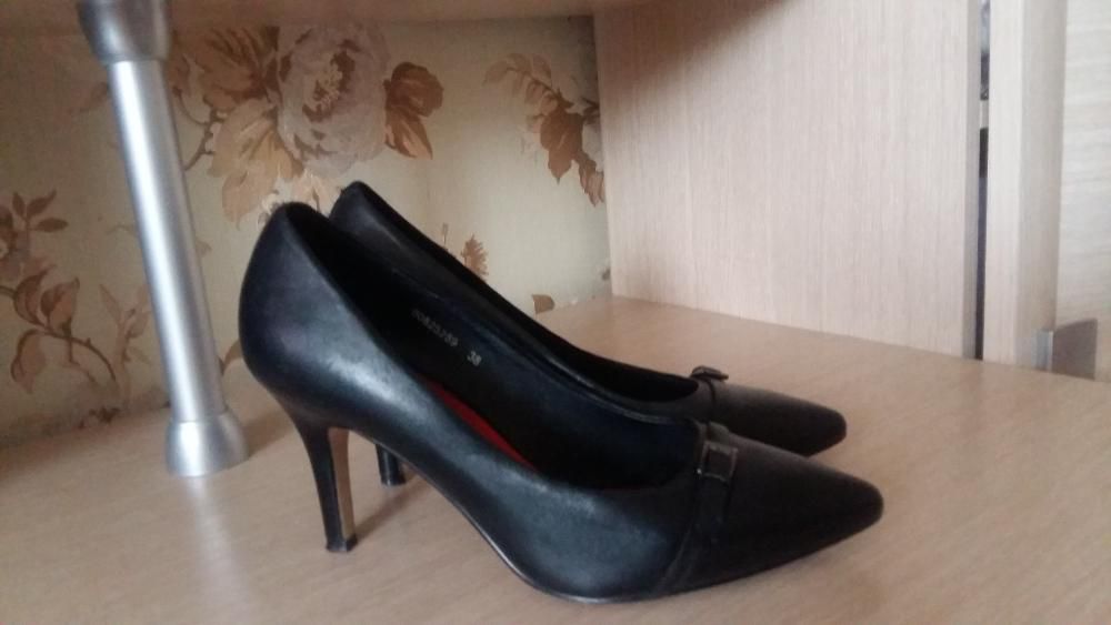 продаю кожаные туфли 38 размер