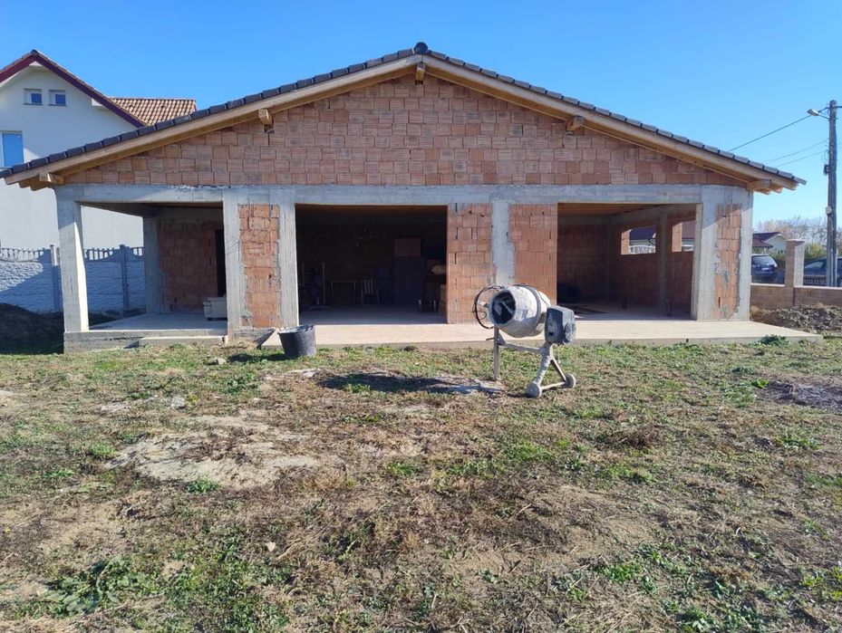 Casa rosu, teren 6000 mp intravilan