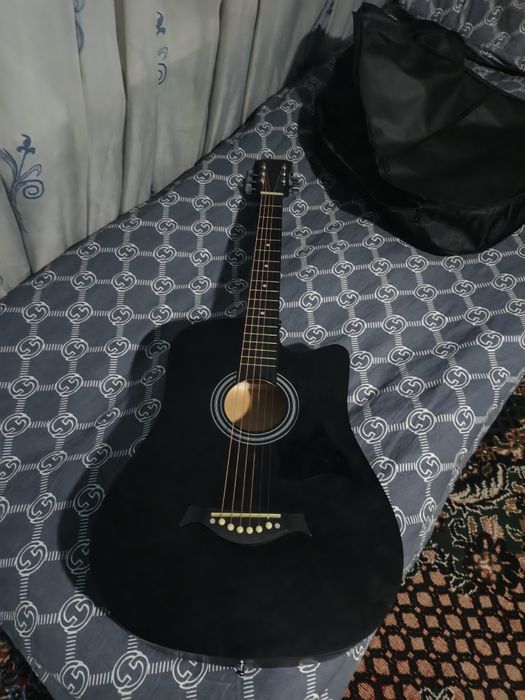 Akustik gitara sotiladi