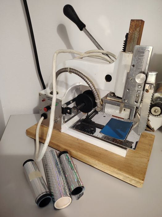 Presa manuala aplicat folie holografica. Folosita pentru voblere