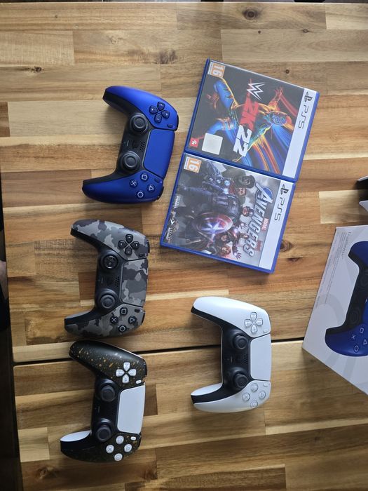 PS5 Disc Version + 4 джойстика (1 в гаранция) + игри