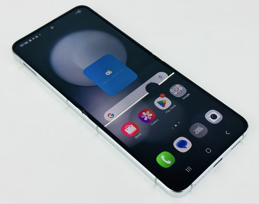 Samsung Galaxy Z Flip 5 256GB 8RAM Graphite Отличен!