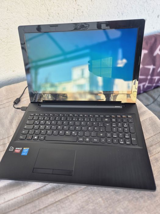 Laptop Lenovo i5 cu Radeon Graphics