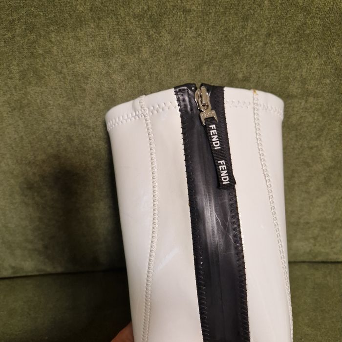 Vând cizme noi, Fendi.