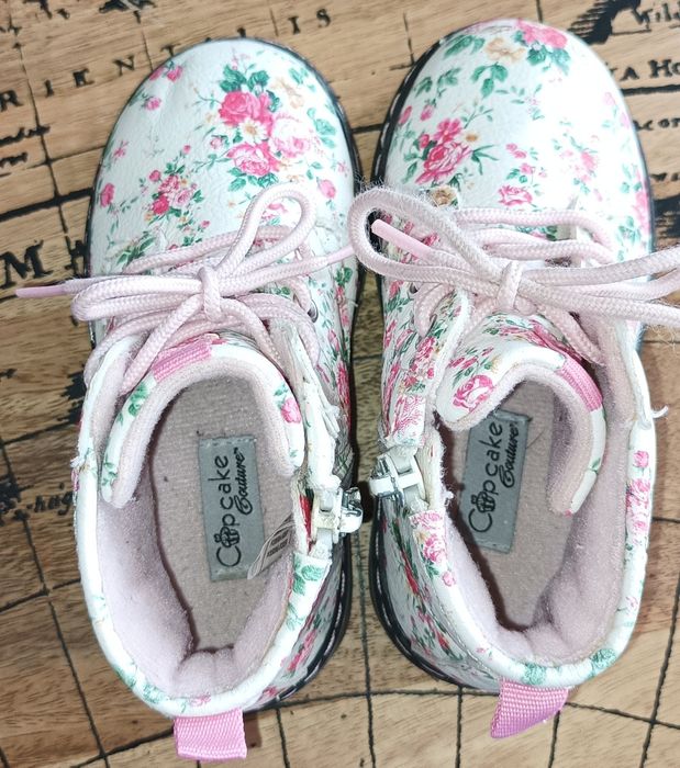 Детски обувки различни размери.