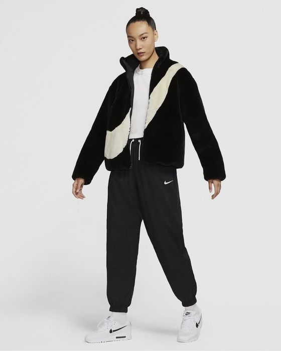 Дамско яке Nike Oversized Swoosh Logo Jacket DO3791 010 Size S