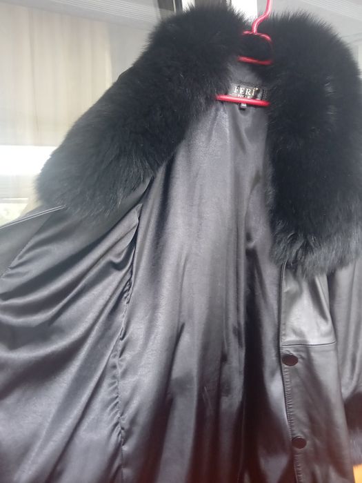 Vând  haină  piele cu blană  naturală,  mărime  ×××l!