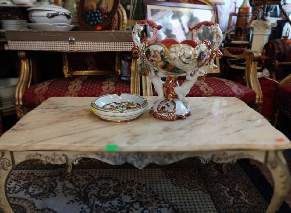 Месингови маси с мраморен плот