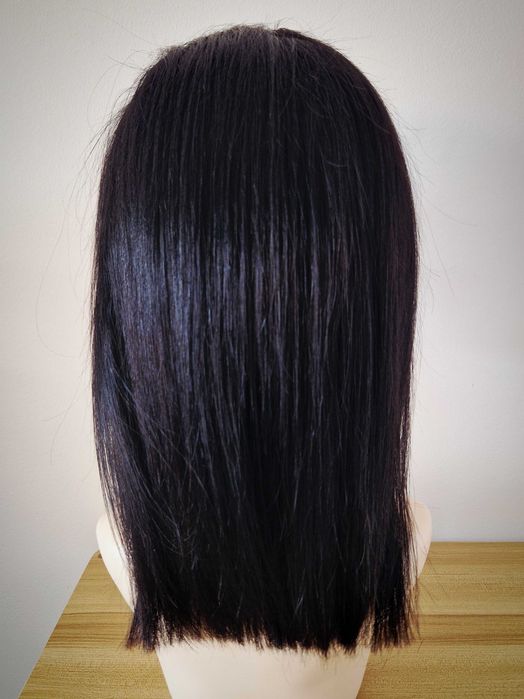 Естествена бразилска черна перука 40 см с Lace Front 13×4 – елегантност и естествен вид