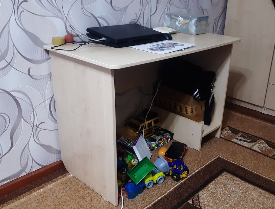 Продам компьютерный стол