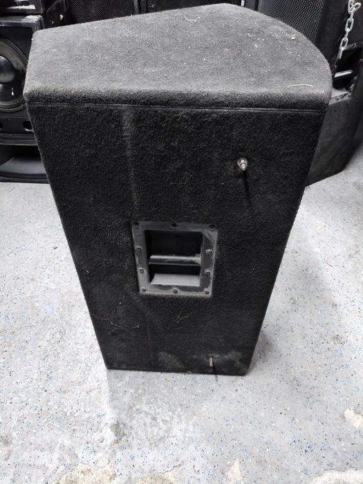 Incinte boxe cu difuzoare și filtre.