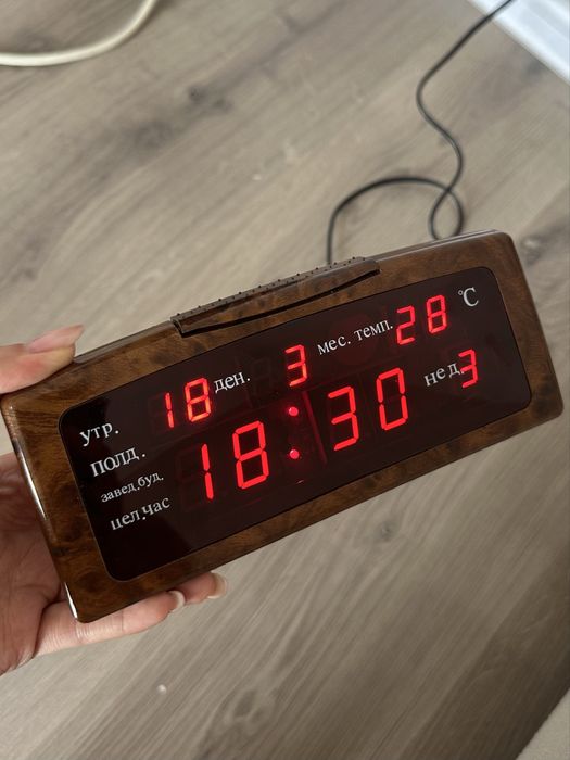 Электронные цифровы лэд часы и календарь, новые