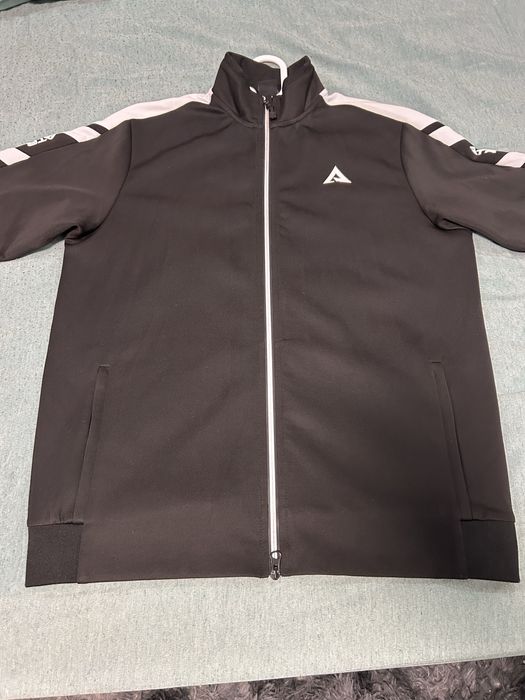 Мъжки екип above  the rest