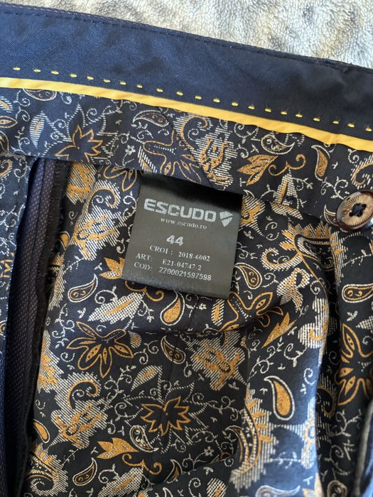 Costum pentru baieti potrivit pentru banchet