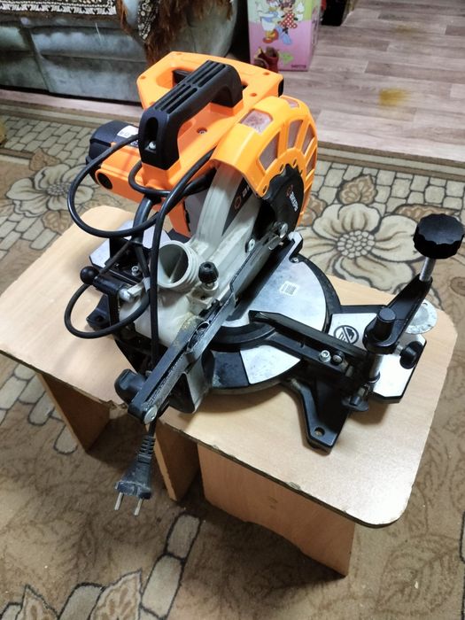 Продам торцовочную пилу