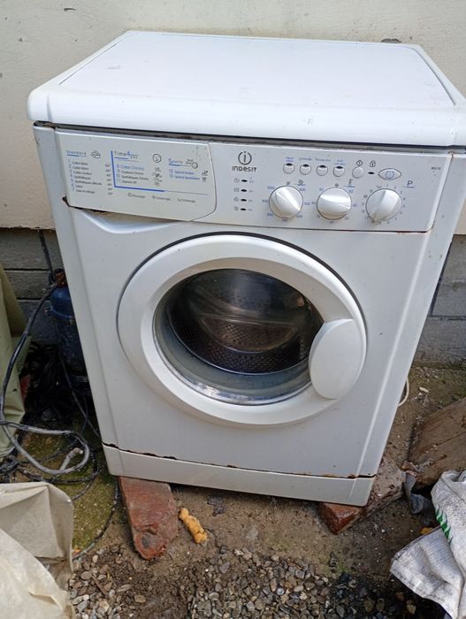 Mașină de spălat Indesit de piese cuva blocată merge facuta preț 300lei fix nu schimb campina