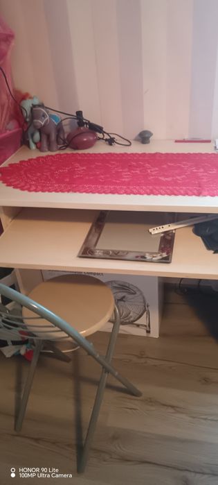 Birou cu 2 scaune și un corp suspendat