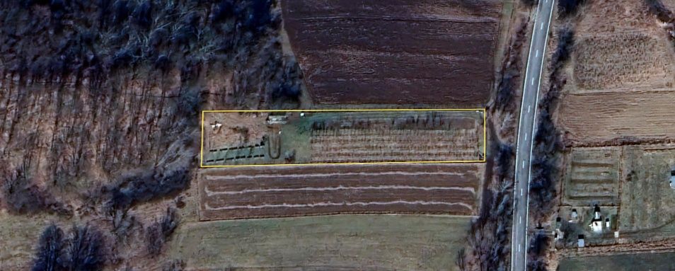 Teren agricol Ezeriș, 3000 mp, la șosea cu pomi