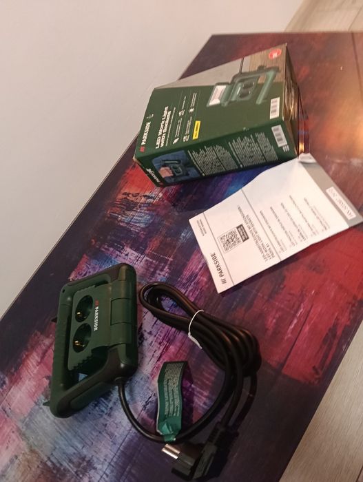 Lampa de lucru cu led și priza parkside