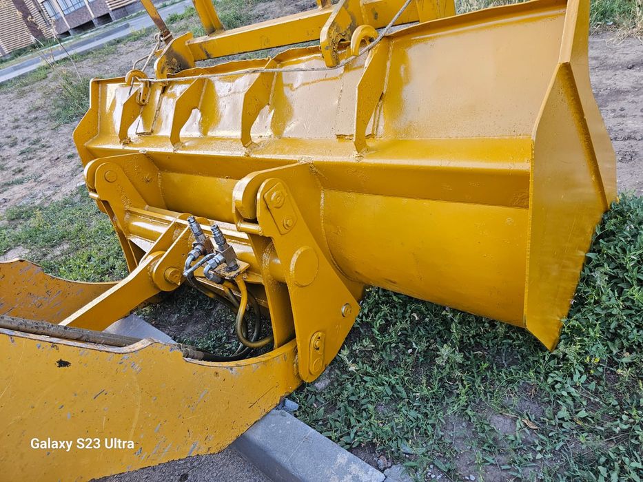 Вилочно-ковшовый погрузчик