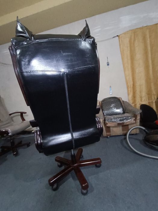Офисное Кожанние и дубовый кресло