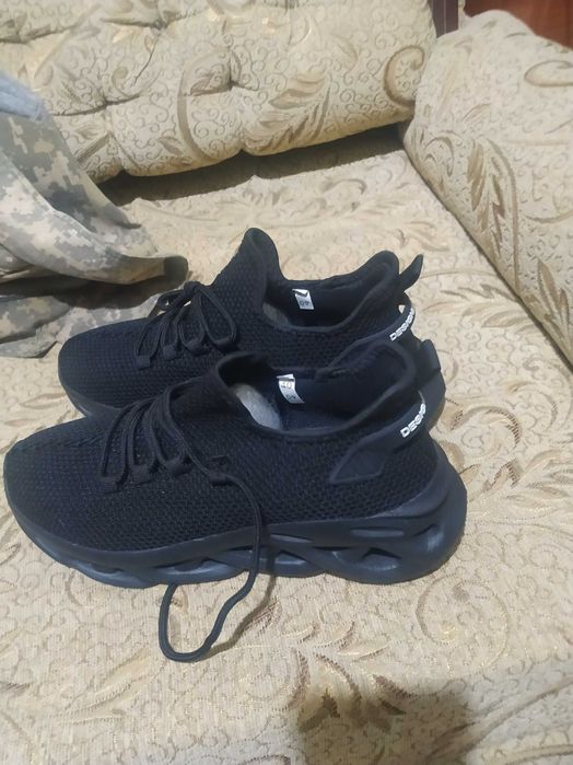 Продам  кроссовки  40  размер