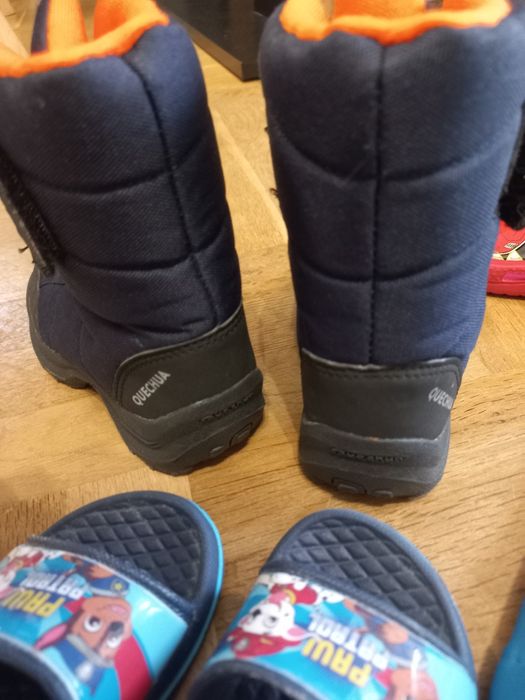 Дъждобран, ботушки и чехли