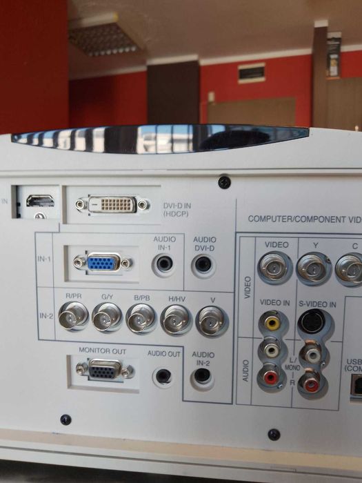 Продавам проектори-2 броя