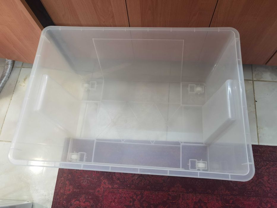 Продавам голяма прозрачна кутия с колелца, без капак 180л