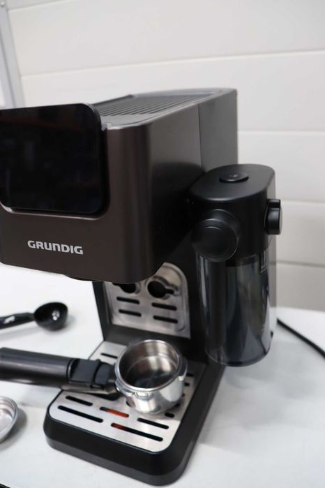 Кафемашина GRUNDIG KSM 5330, вграден контейнер за мляко, 1628W, 15bar , двойна дюза, цветен сензорен екран, BrewSense, CreamyPro, лек ДЕФЕКТ на каната