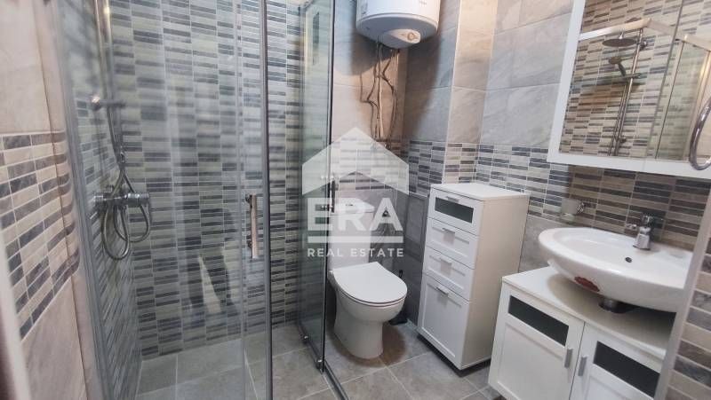 ЕКСКЛУЗИВНО! Двустаен новообзаведен апартамент с паркомясто под наем в