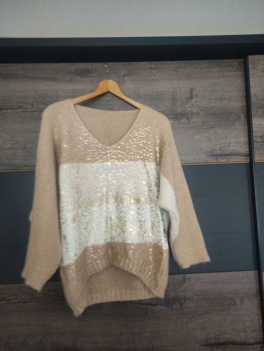 Дамски нежен пуловер в бежово