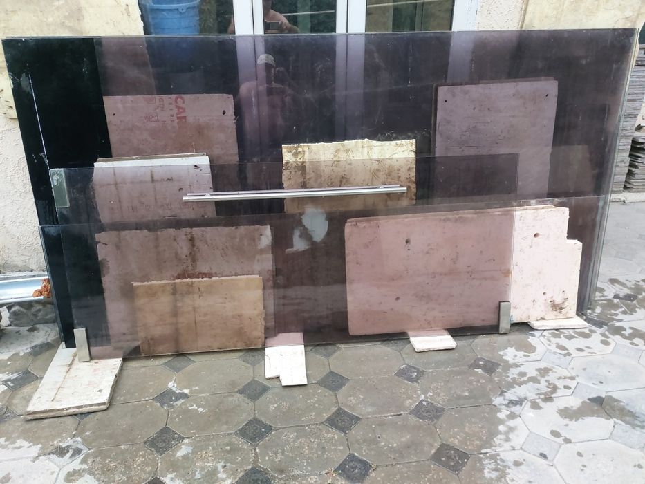 Перегородка стеклянная с дверью.