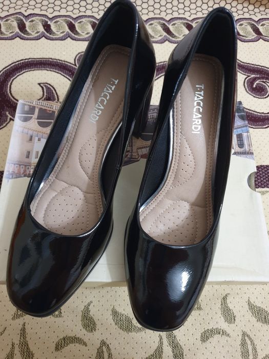 Туфли новые лакированные, на удобных каблуках 37 размера