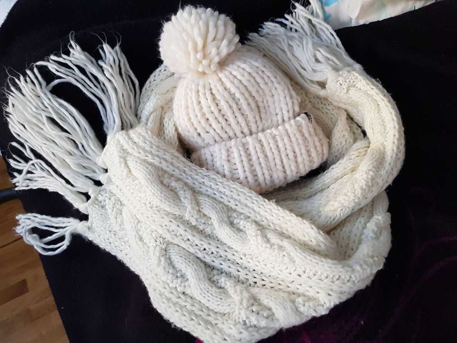 Caciula alba Barts Deluxe + fular lung alb