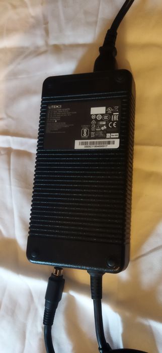 Încărcător 19,5V - 16,9 A