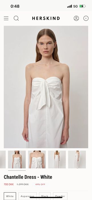 Бяла рокля от плътен памук голи рамене