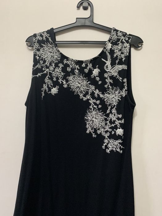 Rochie neagra lunga cu imprimeu floral