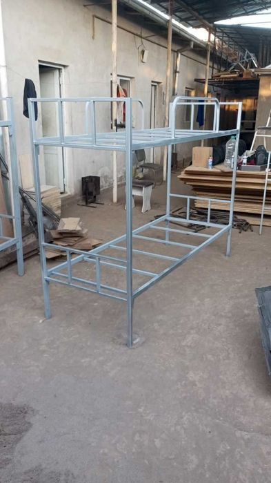 .
Кровать на металлические каркасе

7 кроват двухярусная двухэтажная