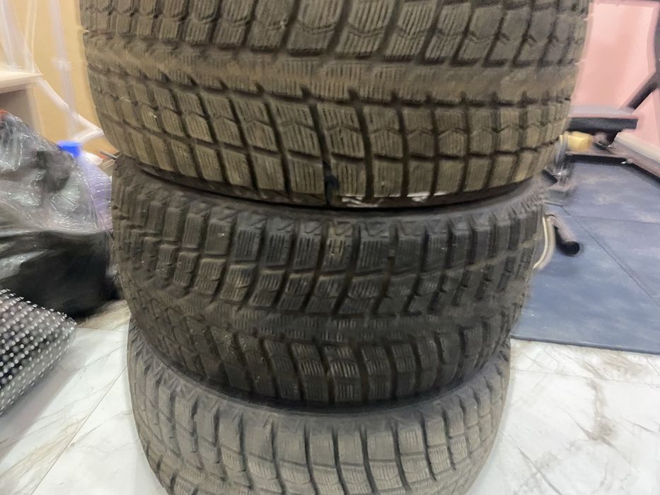 Продам шины зимный размер 255/40 R19