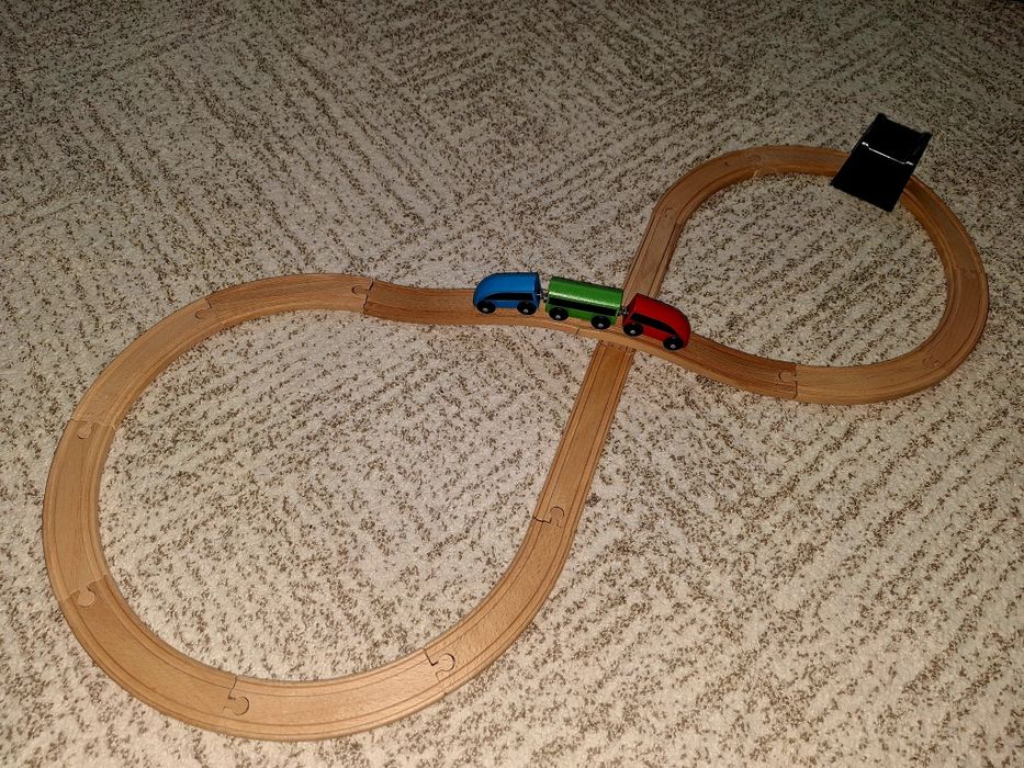 Set șine si trenuleț lemn Ikea.