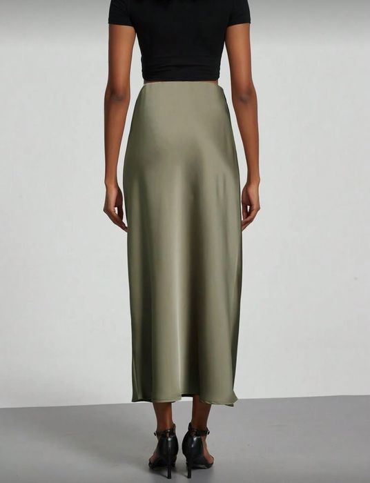 Дълга сатенена пола