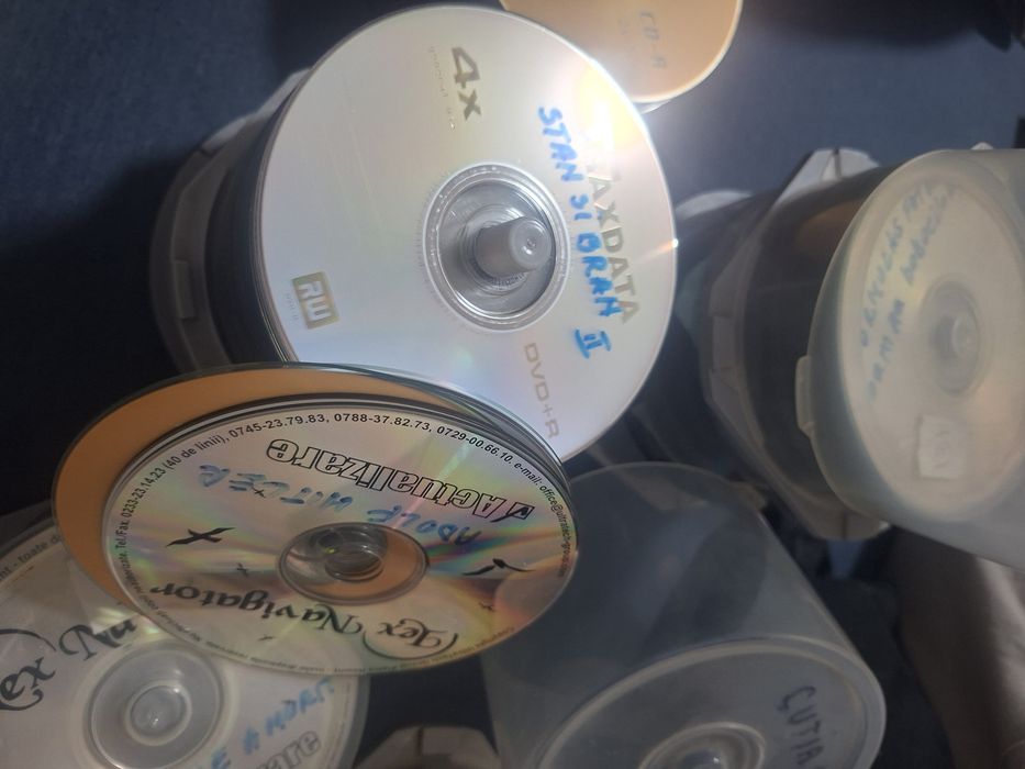 Vând colecție variată de CD-uri și DVD-uri cu filme, desene animate, documentare și poze/multimedia.