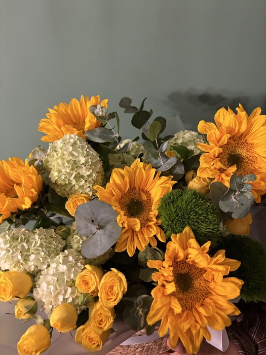 Букет подсолнухов и гортензий