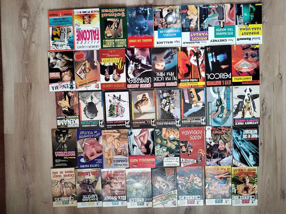 Set romane politiste, 40 buc, anii ’90