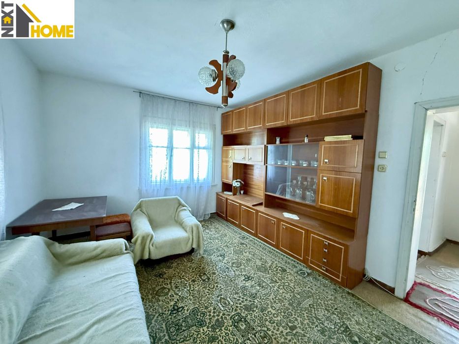 Две къщи с гараж, голям двор и стопански постройки с. Козаново