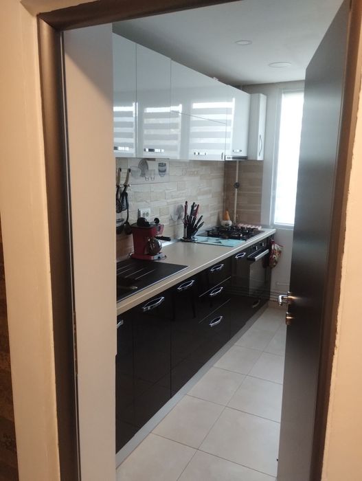 Apartament decomandat de patru camere ,etajul trei