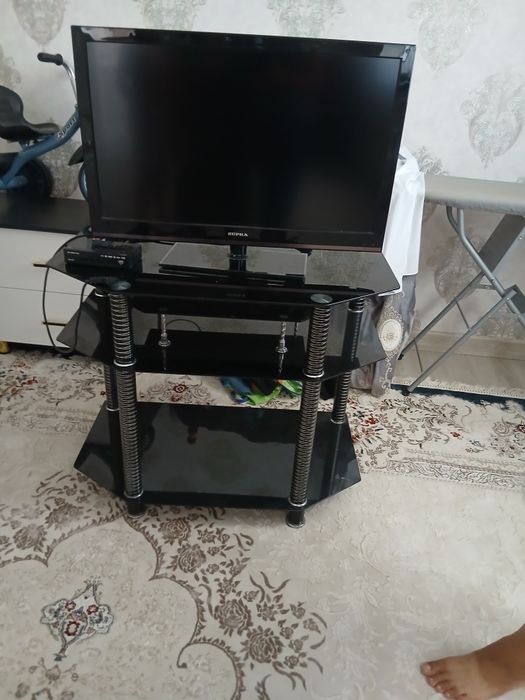 Продам телевизор с подставкой