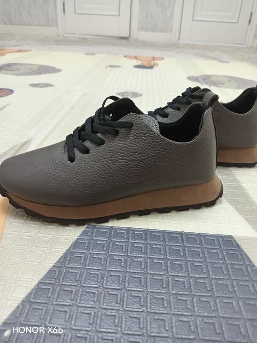 Продаются   кожаный кроссовка